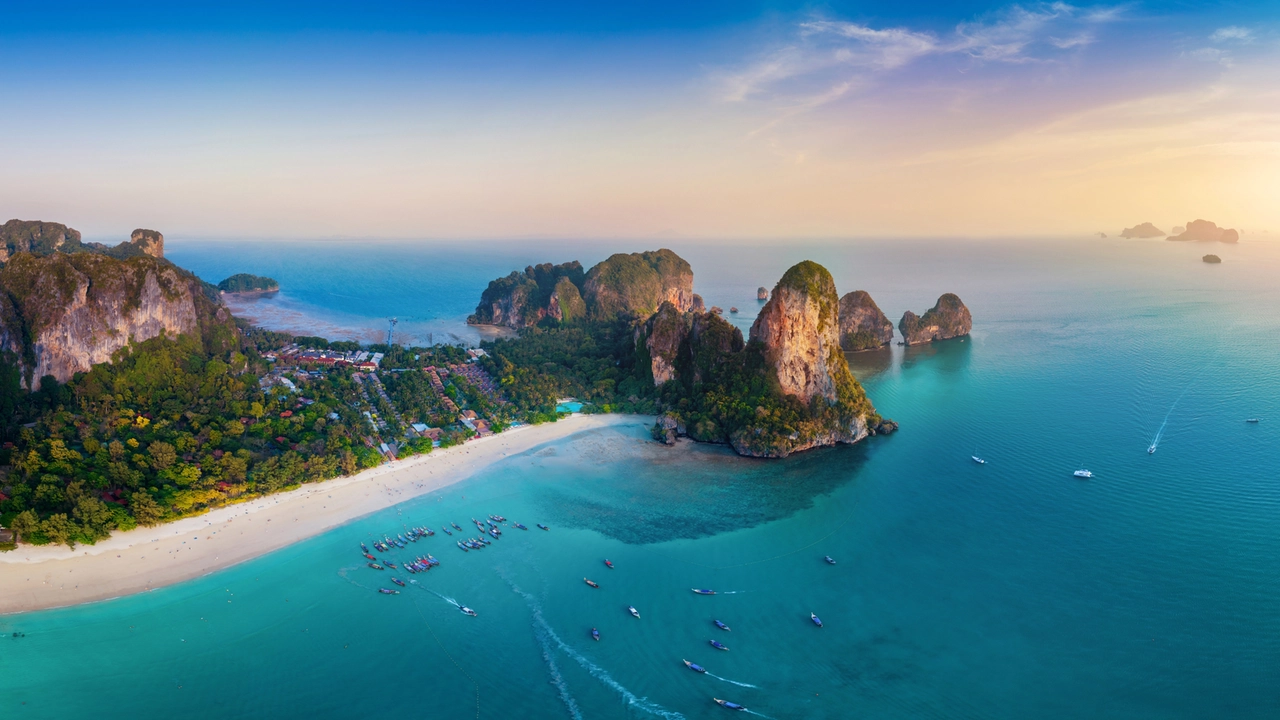 Railey Beach, tramonto, Krabi, Thailandia