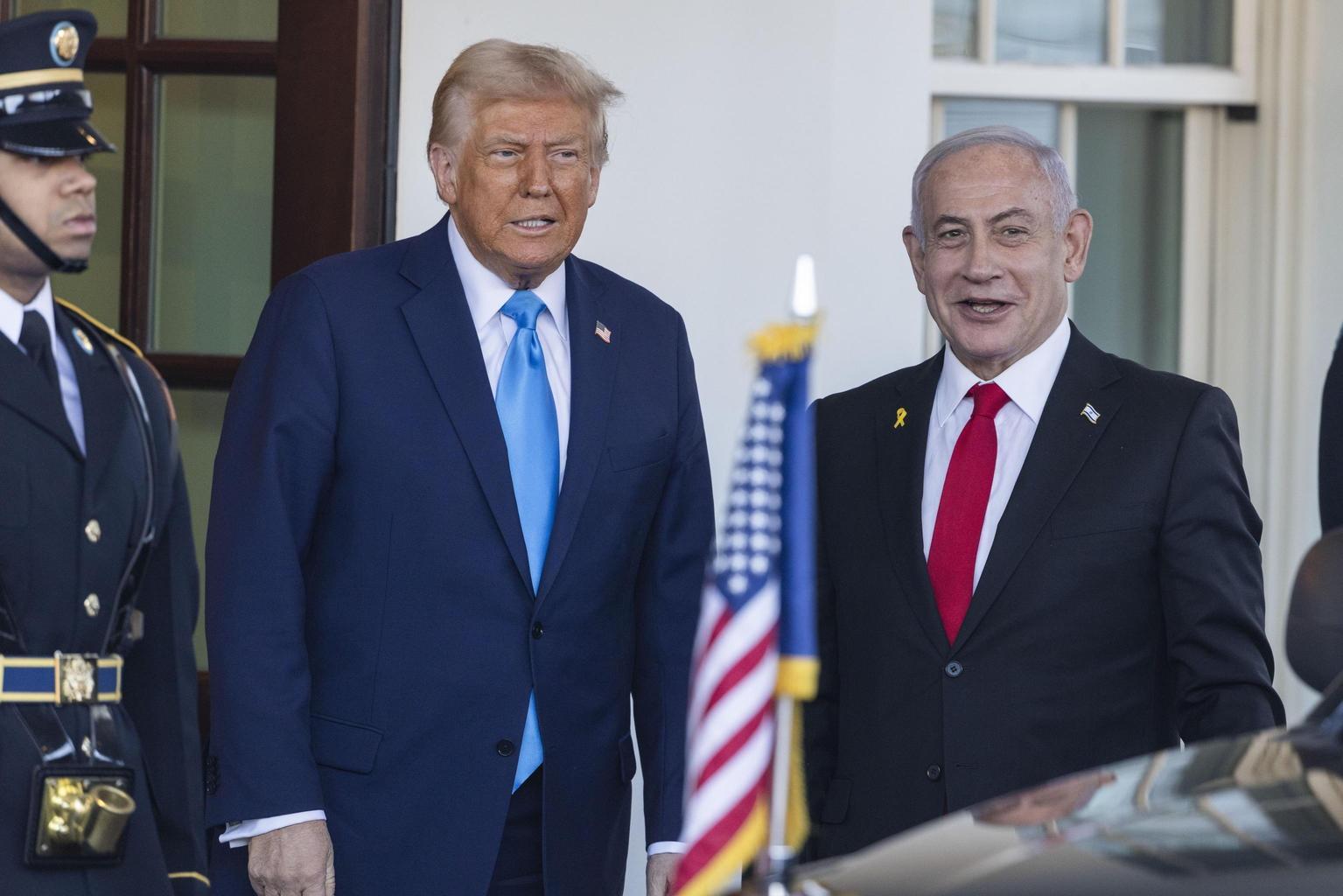 Netanyahu elogiato da Trump nello Studio Ovale: "Grande leader di Israele"