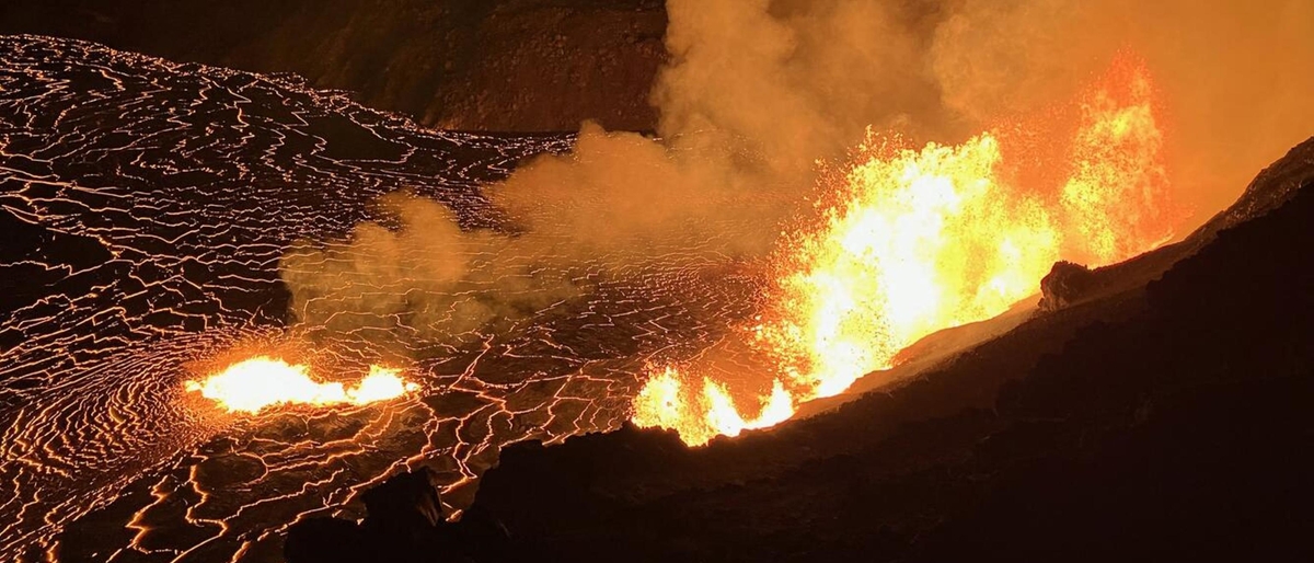 Il vulcano Kilauea in eruzione. Fontane di lava di 80 metri alle Hawaii