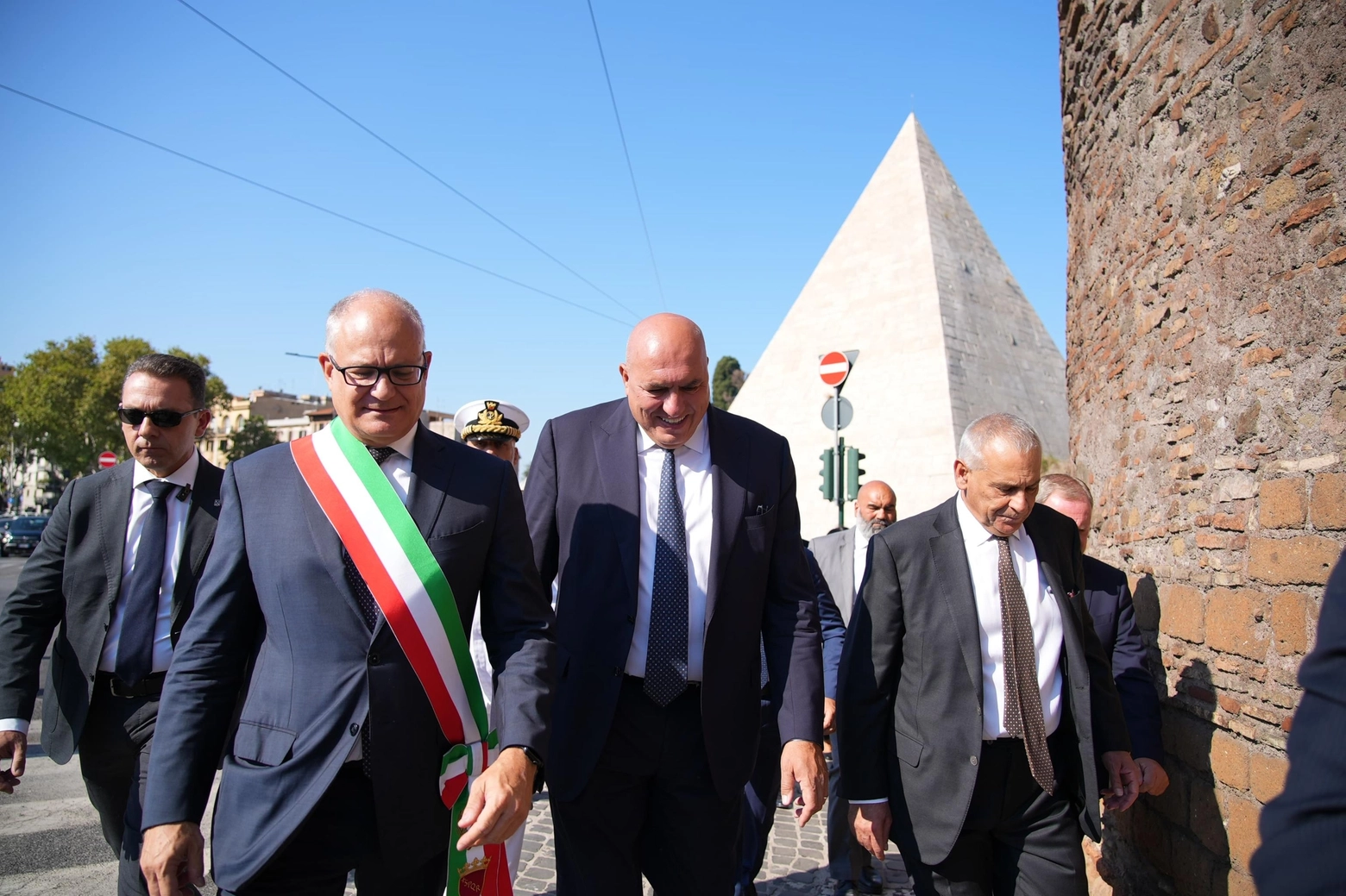 Il ministro della Difesa, Guido Crosetto, con il sindaco di Roma Roberto Gualtieri