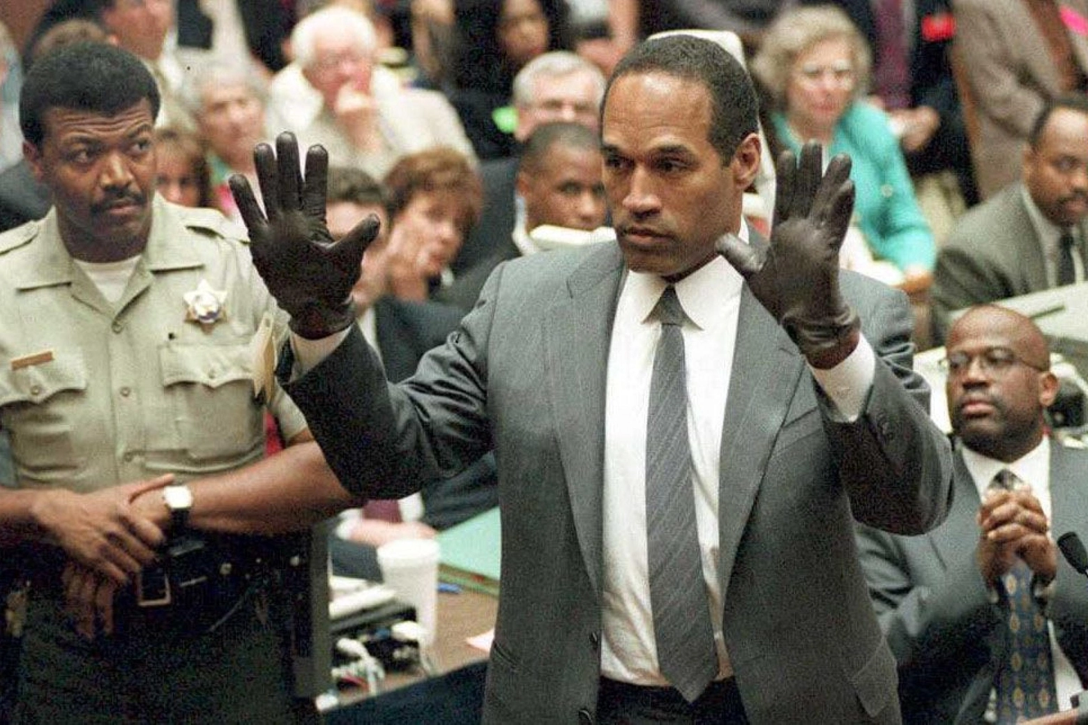 Al processo per l'omicidio della moglie, Simpson indossa un paio di guanti simili a quelli ritrovati sulla scena del crimine (Ansa)