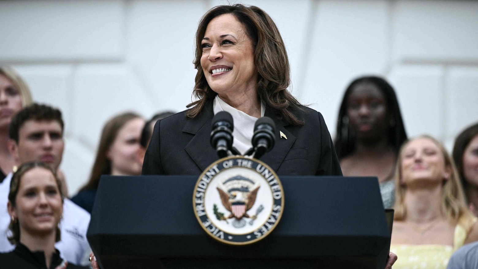 Kamala Harris parla durante un incontro per celebrare i team del campionato della National Collegiate Athletic Association (Ansa)