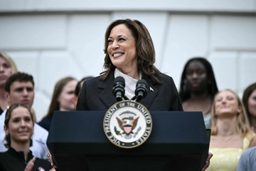 Kamala Harris, il primo discorso: “Da Biden onestà, integrità e impegno”. Media sondaggi: testa a testa con Trump