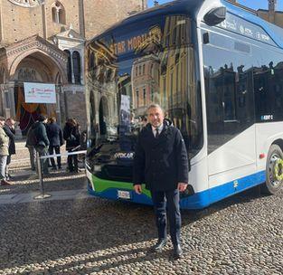 Trasporto pubblico più verde . Presentati a Lodi due bus elettrici