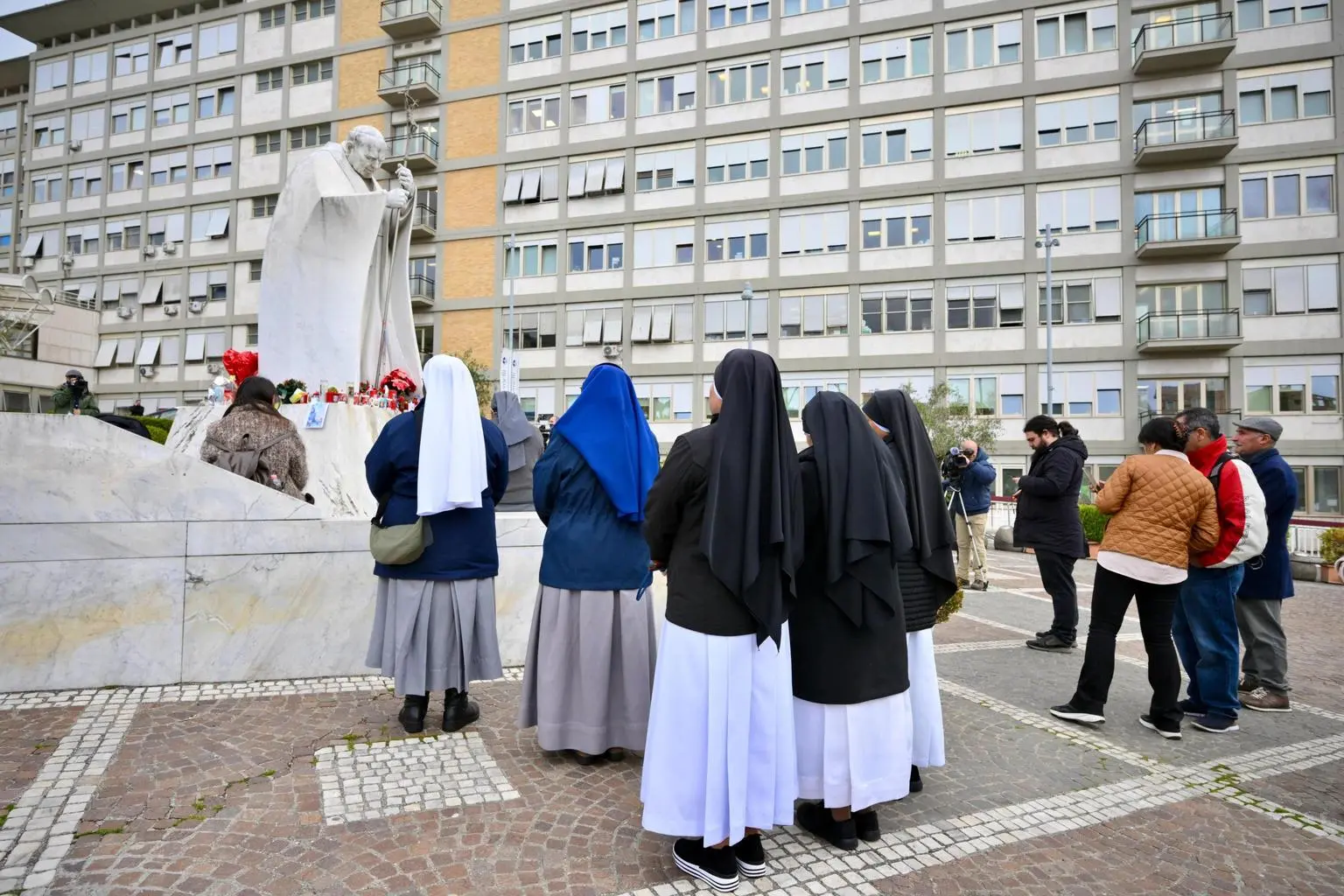 Santo Padre: lieve miglioramento clinico, continua l'ossigenoterapia