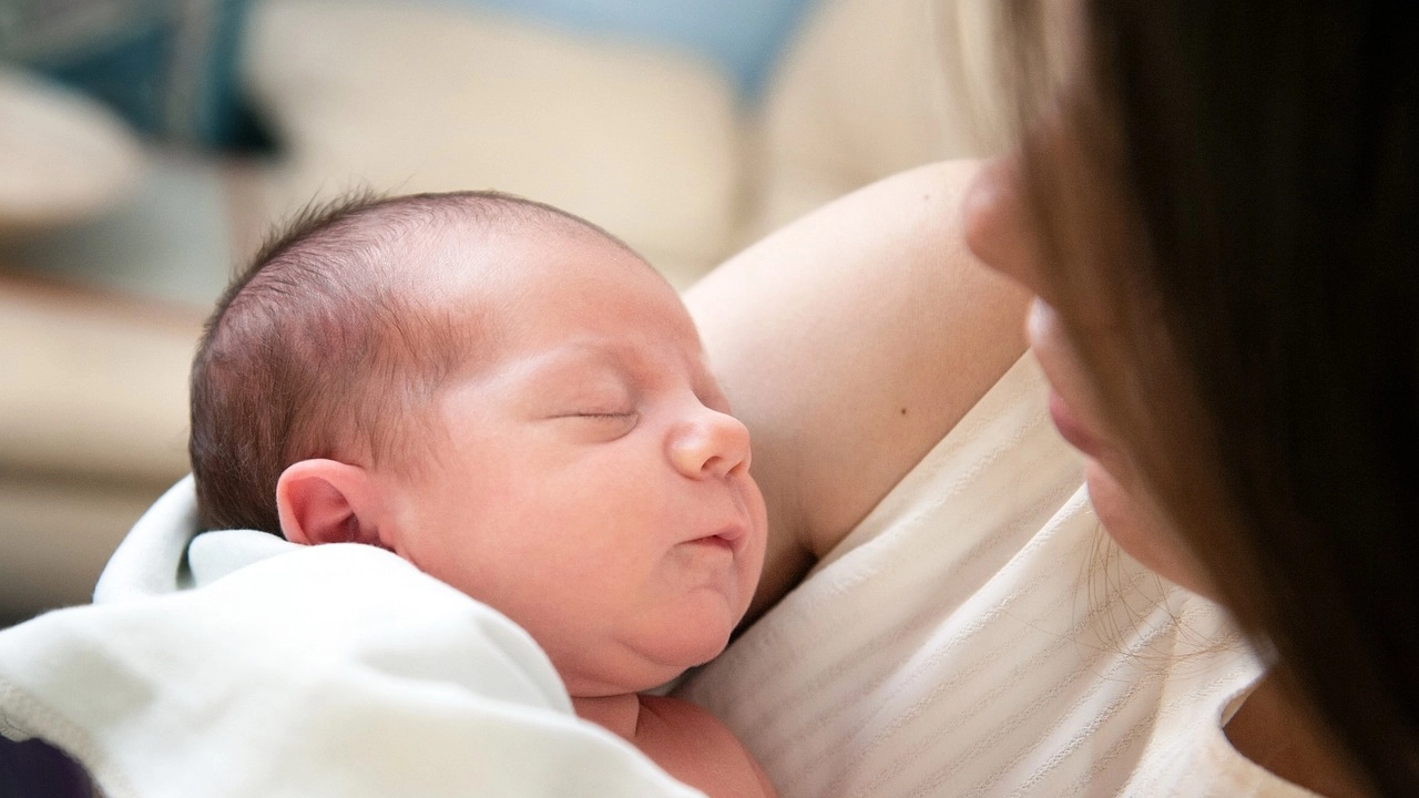 Depressione post partum, la ricerca dell’Oms: “Il canto aiuta le mamme a ritrovare il benessere”