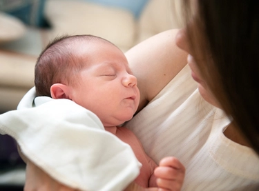 Depressione post partum, la ricerca dell’Oms: “Il canto aiuta le mamme a ritrovare il benessere”