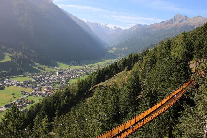 Il ponte sospeso lungo il Sunnenseite’n Weg