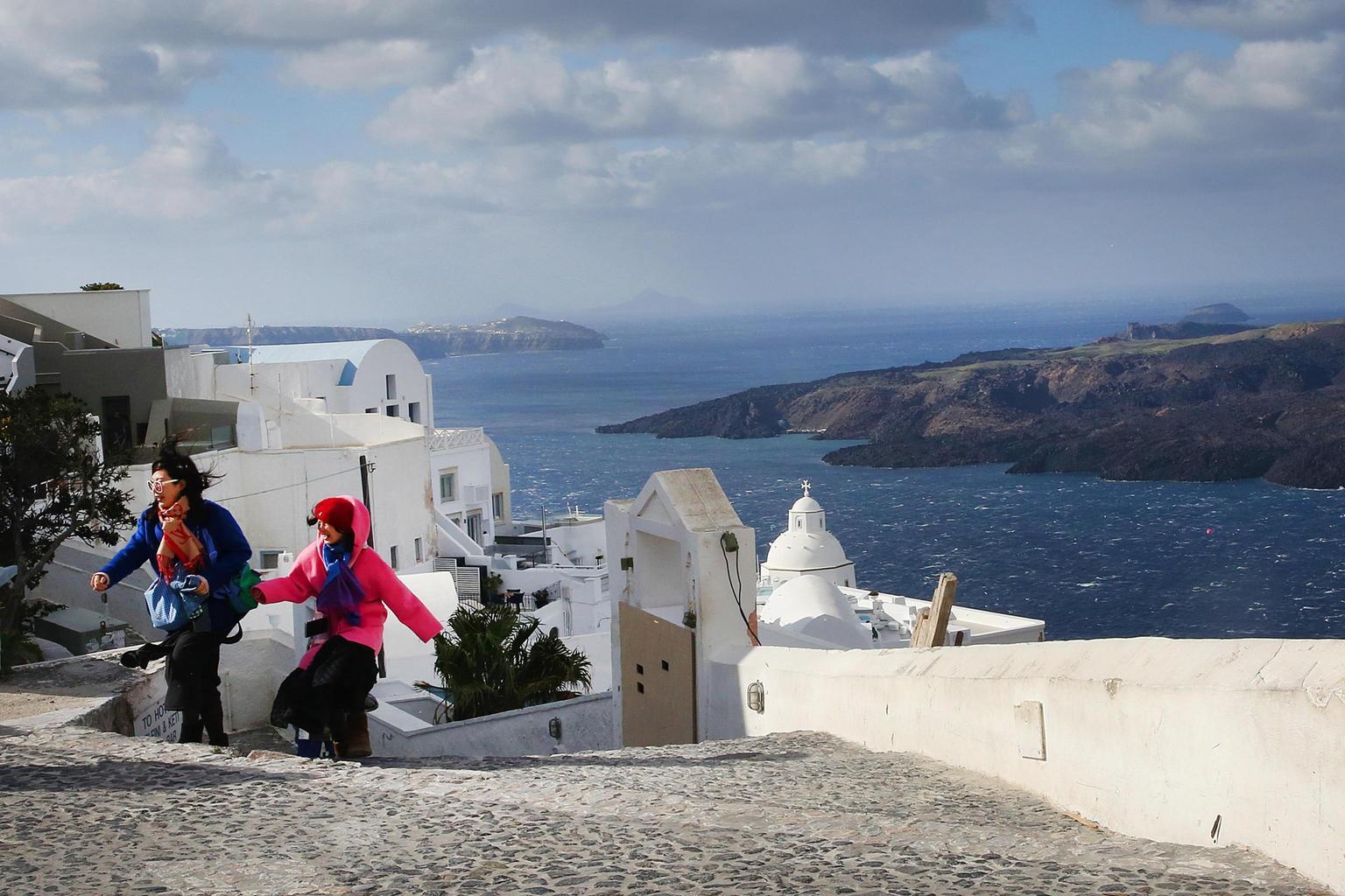 Isole Cicladi in allerta: Santorini dichiarata in stato di emergenza per terremoti continui