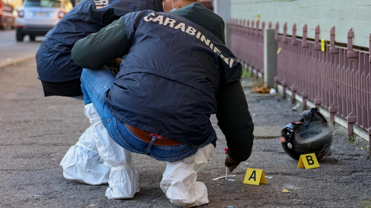 I carabinieri effettuano rilievi per ricavare indizi nel luogo dell’omicidio del 17enne Maati Moubakir a Campi Bisenzio, in provincia di Firenze