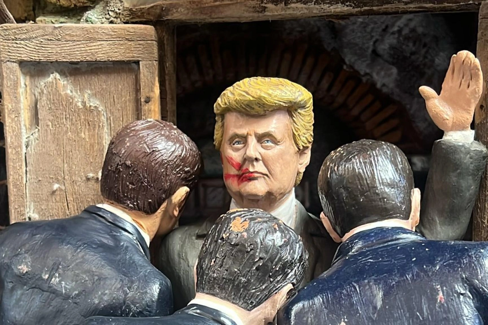 A Napoli è stata realizzata una statuina dedicata al fallito attentato a Donald Trump