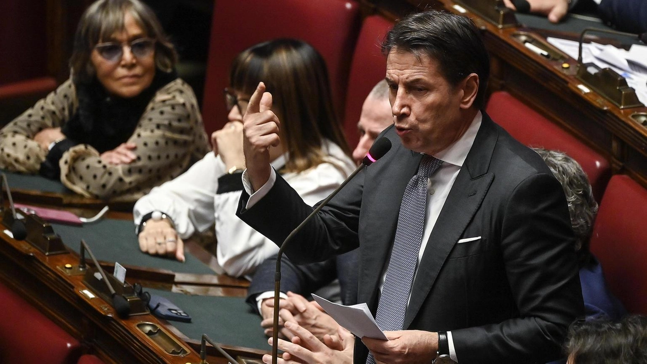 La riforma Nordio permette a un presunto trafficante di eroina di fuggire. Giuseppe Conte critica la situazione.