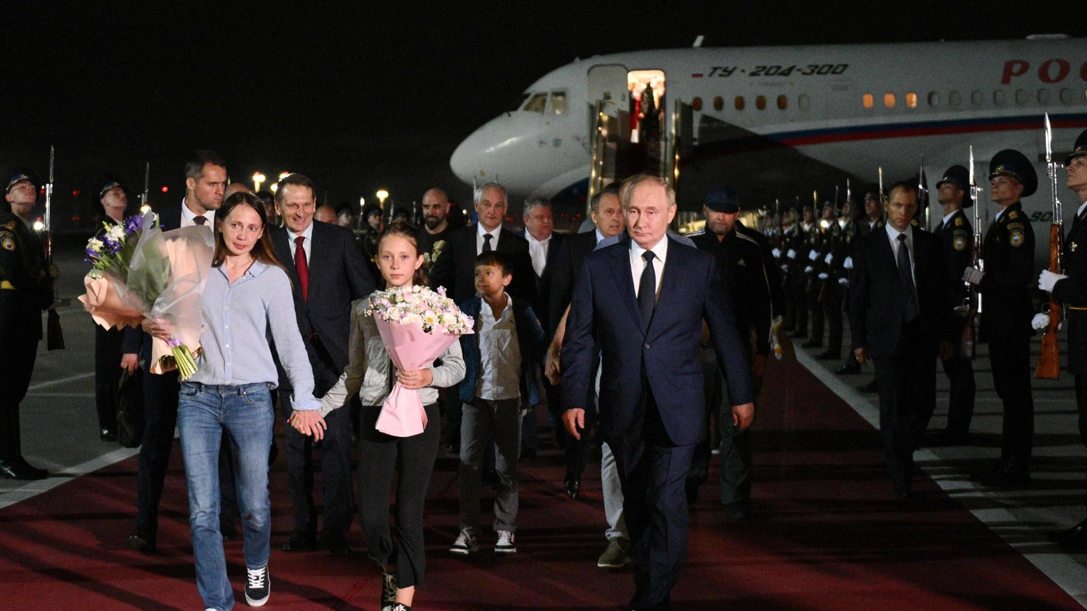 Il presidente russo Putin accoglie i prigionieri russi liberati dalle carceri occidentali, tra cui la coppia di spie con i due figli (Ansa)
