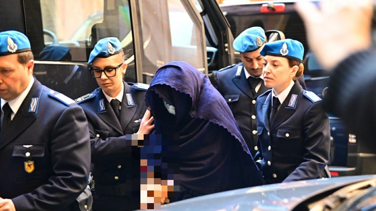 L'arrivo della madre di Saman in tribunale a Bologna per la quarta udienza: nell'ultimo atto venne sentito il fratello Ali Heider e le dichiarazioni spontanee dello zio Danish Hasnain