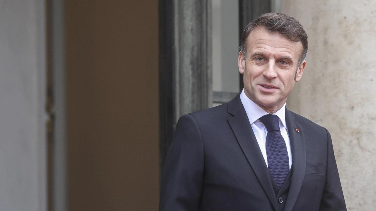 Emmanuel Macron definisce "incomprensibili" i dazi USA e annuncia un dibattito sulla dissuasione nucleare per proteggere gli alleati europei.