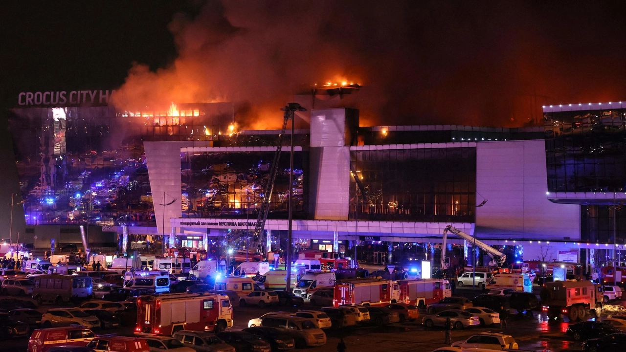 Il Crocus City Hall in fiamme (Ansa)