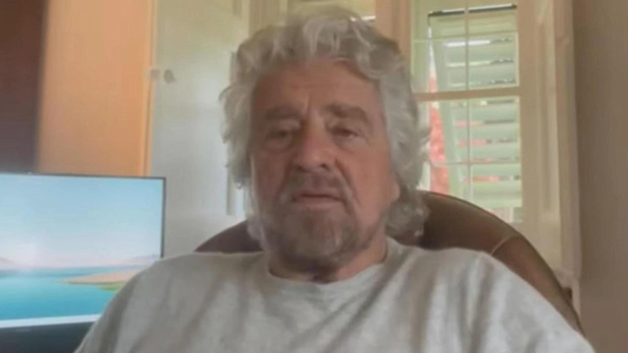 Un frame del video di ieri di Beppe Grillo, 76 anni, fondatore e garante del Movimento 5 Stelle