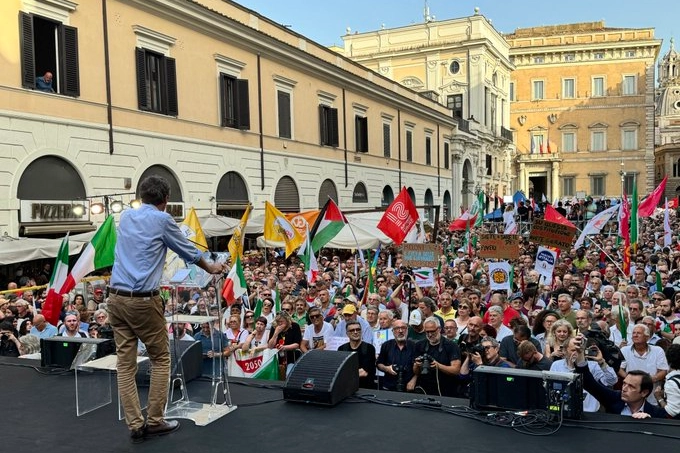 La manifestazione di ieri in piazza santi Apostoli