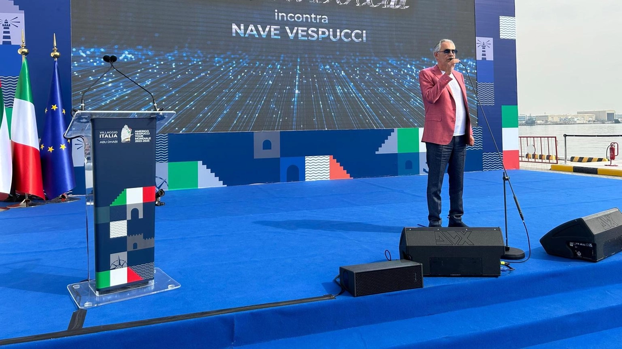 Il tenore Andrea Bocelli incanta il pubblico ad Abu Dhabi eseguendo l'inno nazionale e il celebre 'Con te partiró'.