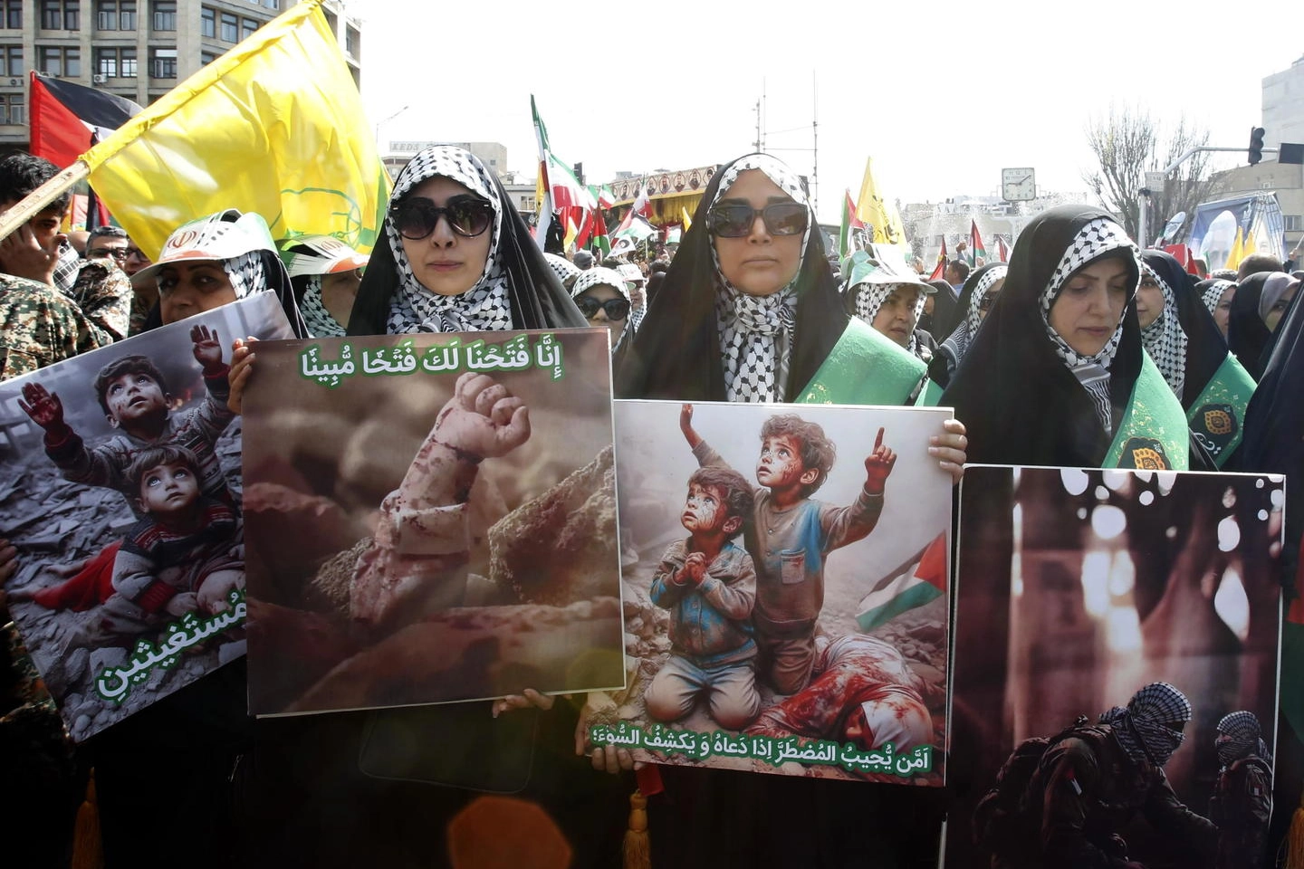 Teheran, donne iraniane espongono cartelli pro Palestina