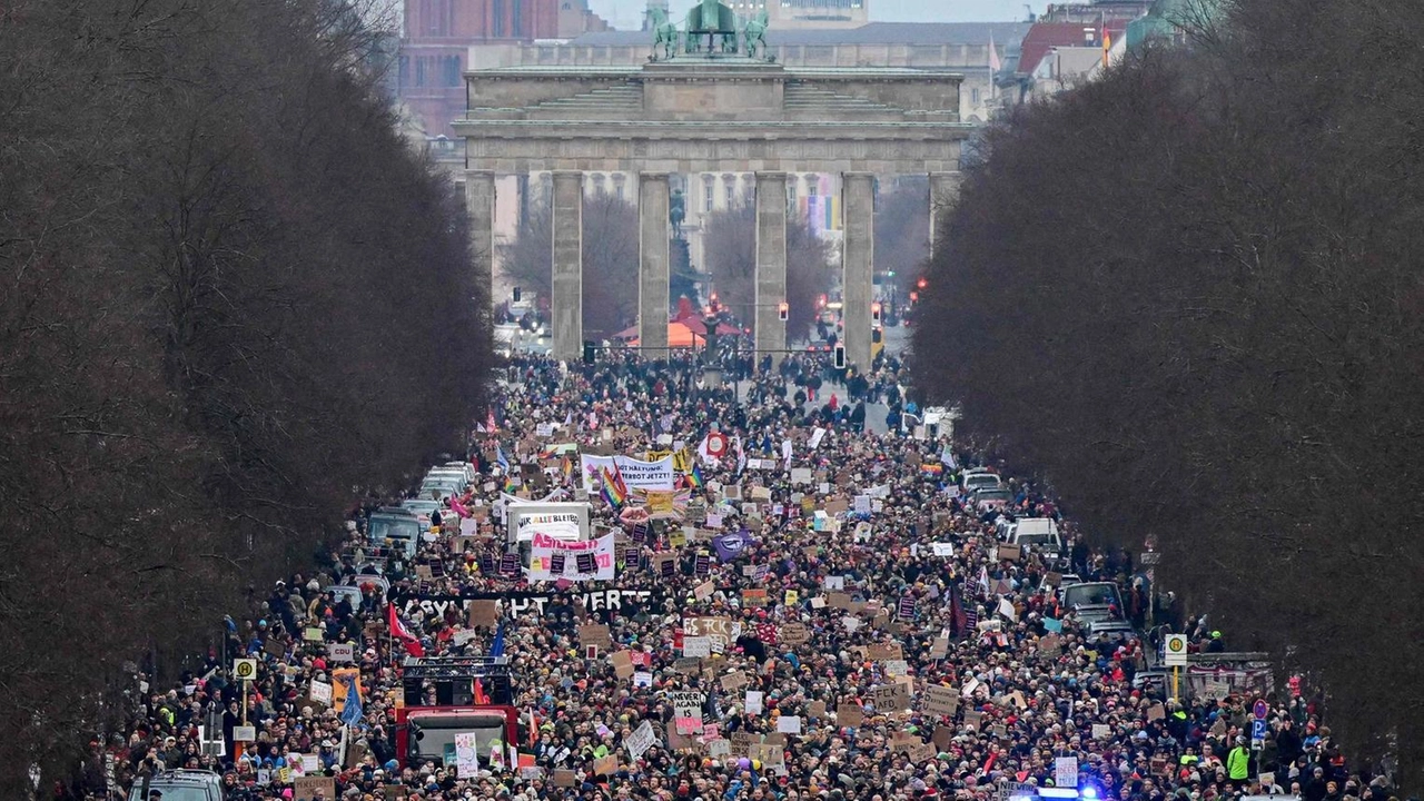 Una marea umana a Berlino contro il leader della Cdu, Friedrich Merz. Gli organizzatori rivendicano 250mila partecipanti alla manifestazione che...