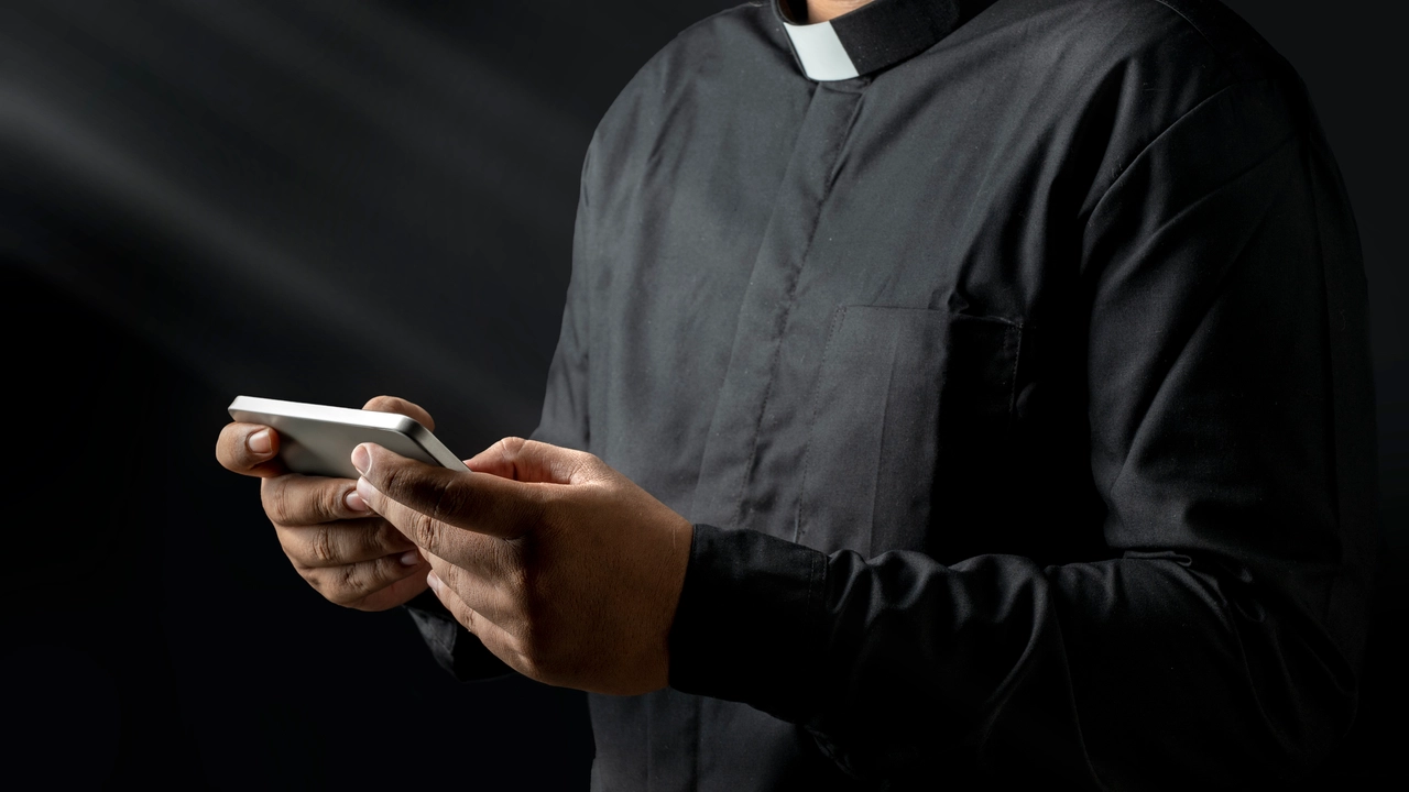 Un sacerdote al telefono (foto di archivio Getty)