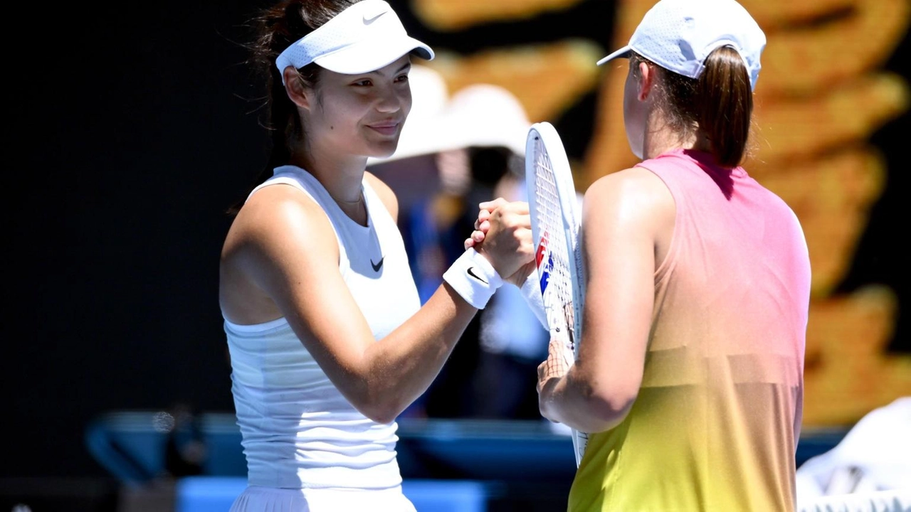 Iga Swiatek si qualifica per gli ottavi di finale dell'Australian Open sconfiggendo Emma Raducanu con un netto 6-1, 6-0.