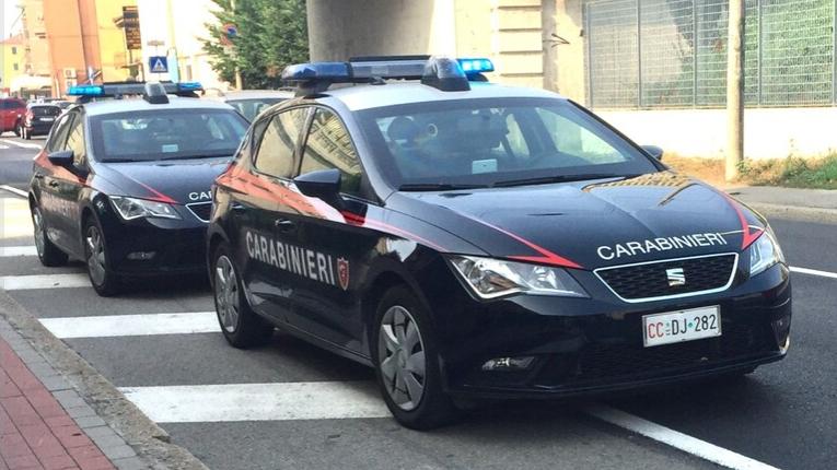 Guardia giurata sorprende i ladri nella casa del vicino e spara: uno è gravissimo