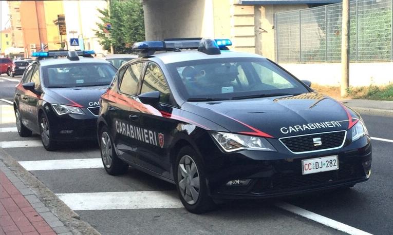 Guardia giurata sorprende i ladri nella casa del vicino e spara: uno è gravissimo