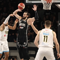 La Virtus batte Cremona 81-63 e aggancia la vetta della classifica