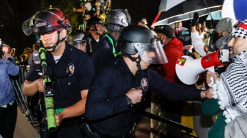 Proteste pro Gaza, tensioni negli atenei. Sgomberato il campus Ucla di Los Angeles: 132 arresti. La polizia spara proiettili di gomma