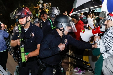 Proteste pro Gaza, tensioni negli atenei. Sgomberato il campus Ucla di Los Angeles: 132 arresti. La polizia spara proiettili di gomma