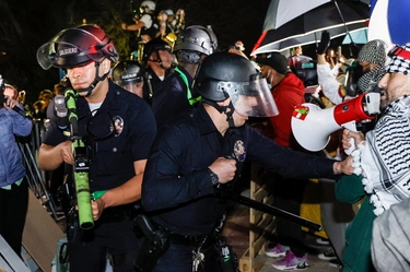 Proteste pro Gaza, tensioni negli atenei. Sgomberato il campus Ucla di Los Angeles: 132 arresti. La polizia spara proiettili di gomma