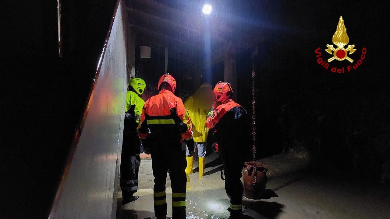 Case invase da acqua e fango: i vigili del fuoco stanno salvando persone rimaste intrappolate