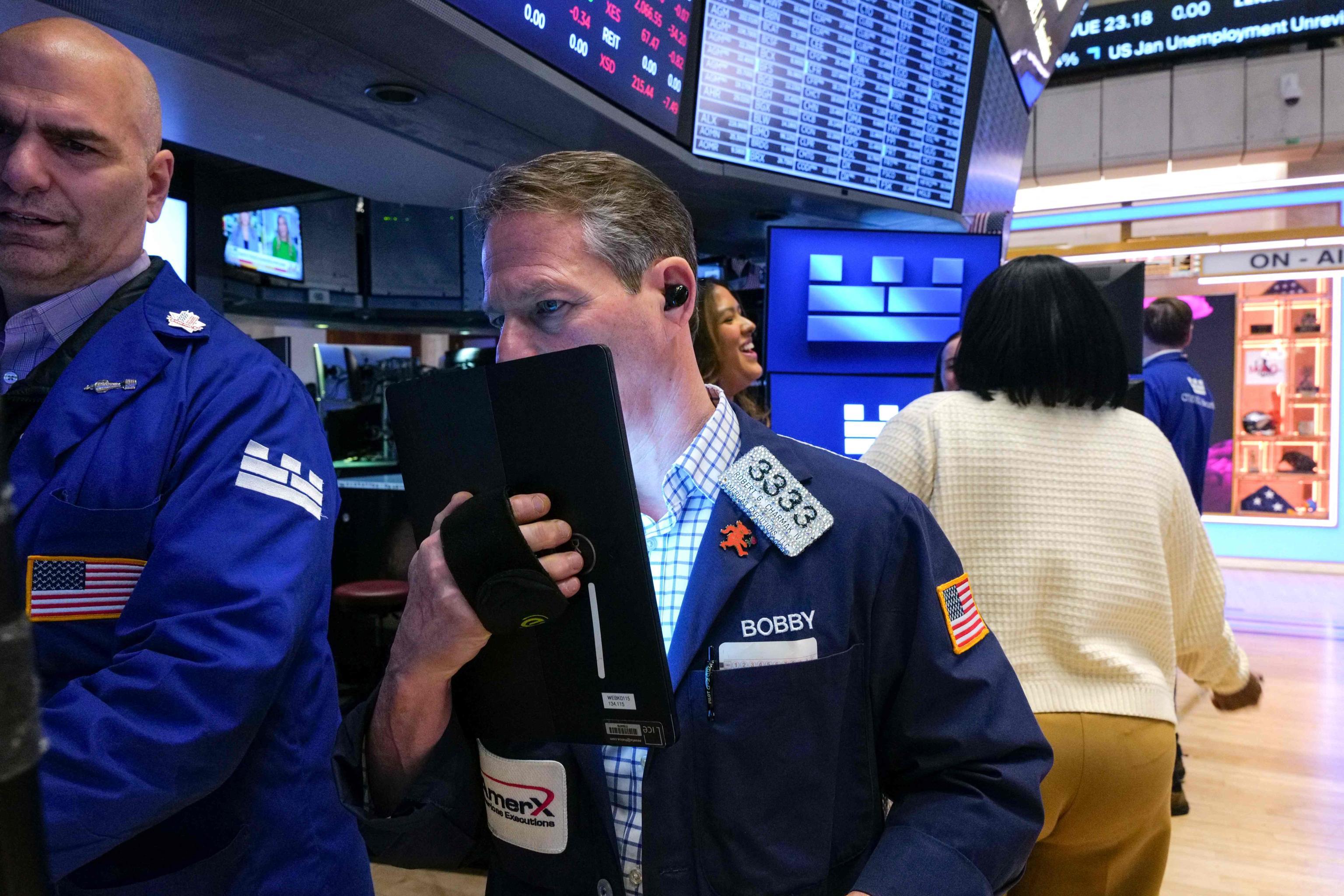 Borsa oggi: Wall Street affonda, Nasdaq a -4%. Tesla a -13%, Milano in rosso: cosa sta succedendo