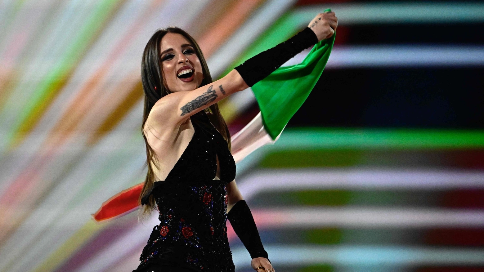 Angelina mango durante la Flag Parade con la bandiera italiana: è polemica sui social