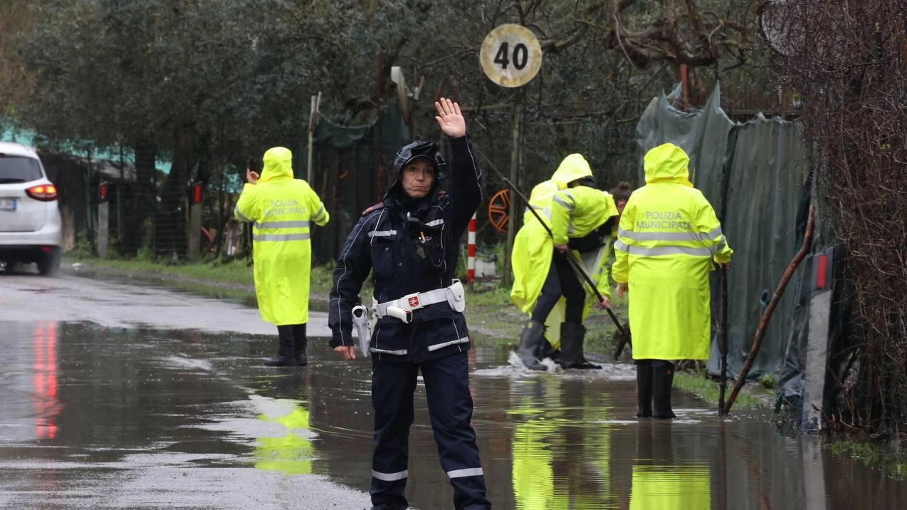 Smottamenti, evacuazioni, sfollati . Danni in Toscana e in Romagna. .