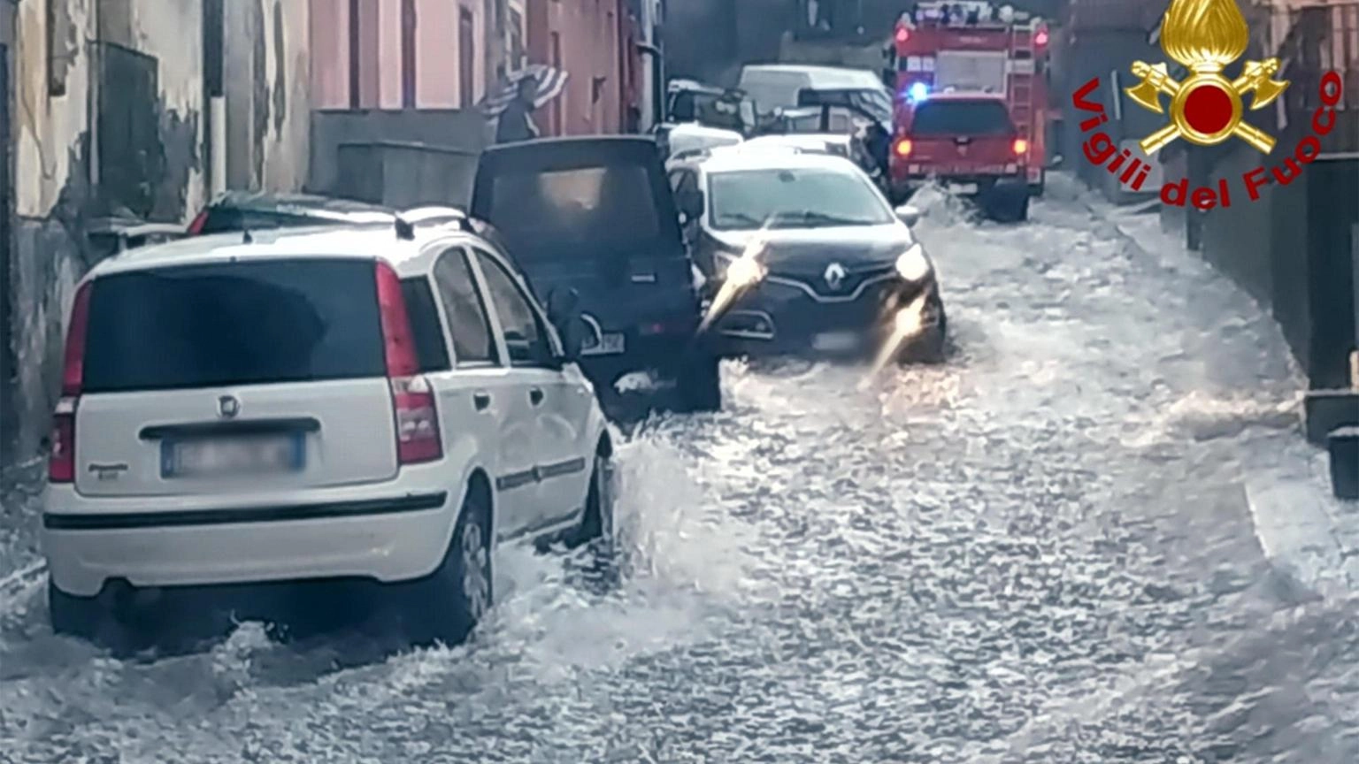 Strade come fiumi nel catanese, auto trascinate dall'acqua