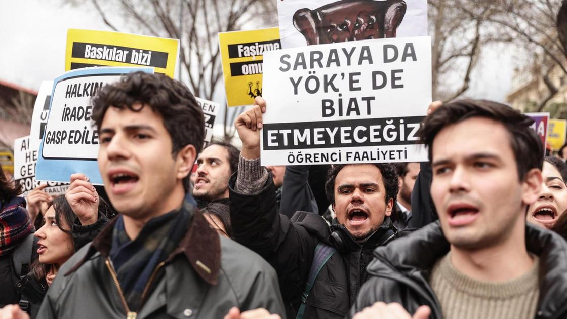 Scontri a Istanbul: manifestanti e polizia in tensione per l