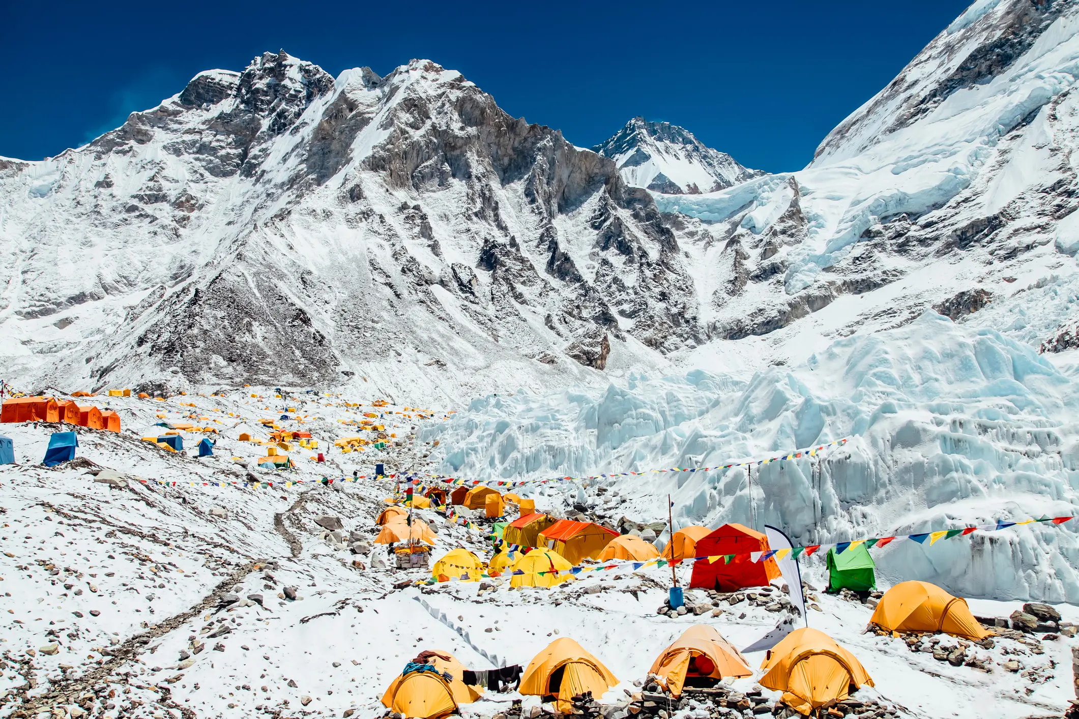 Quanto costa salire sull’Everest: il Nepal fa schizzare il prezzo dei permessi