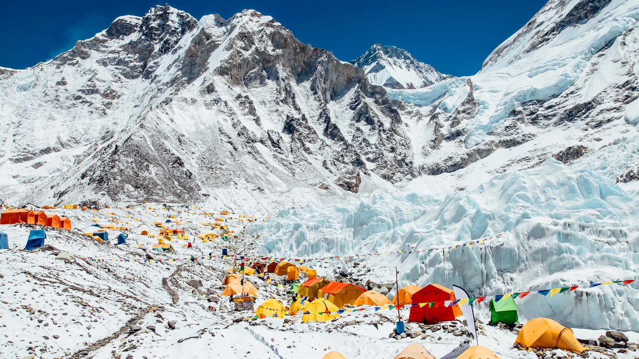 Le tipiche tende gialle al campo base ai piedi del monte Everest (in Nepal della catena dell'Himalaya)