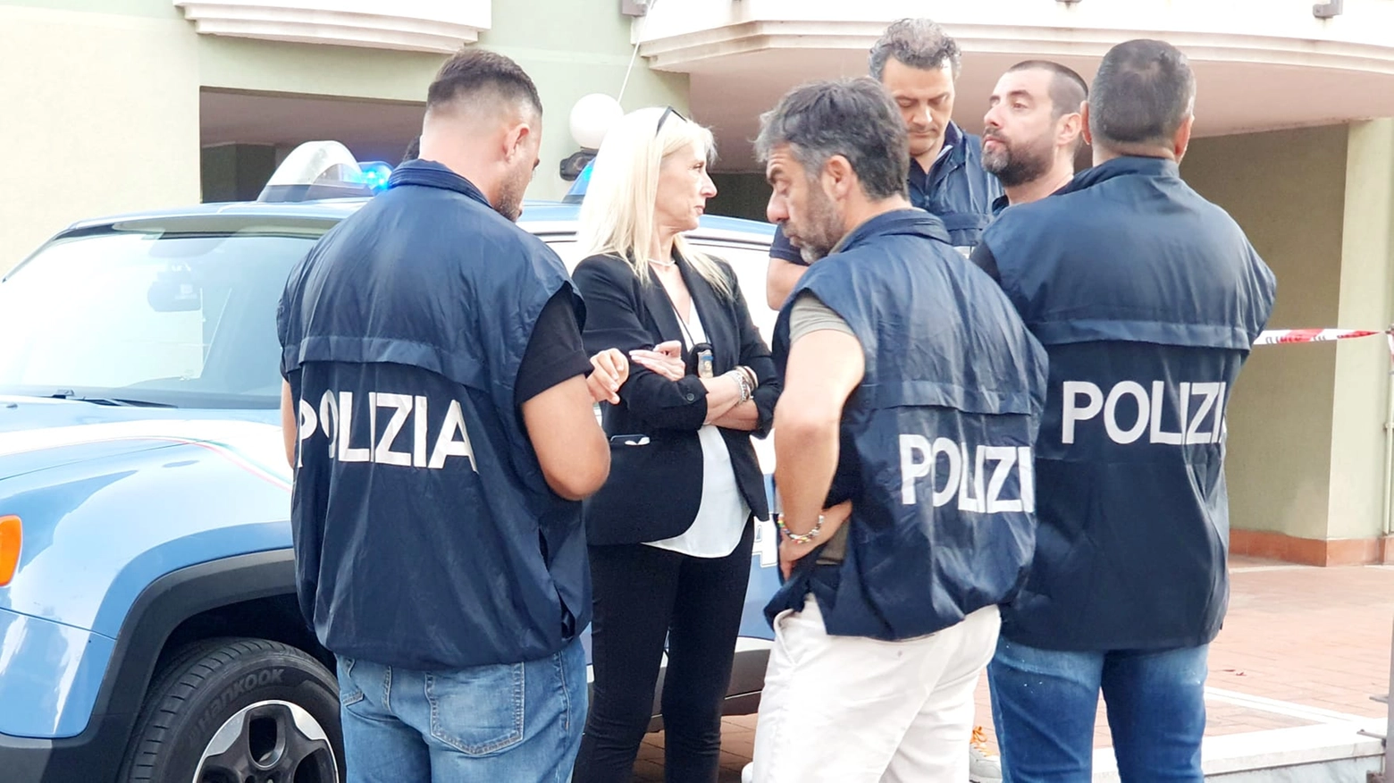 La squadra mobile della polizia davanti al condominio di via del Ciclamino (foto Migliorini)