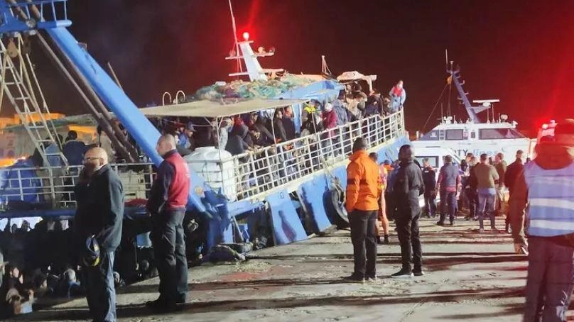 Sono caduti in acqua uno dopo l’altro a causa del mare in tempesta. "Non abbiamo avuto la possibilità di soccorrere...