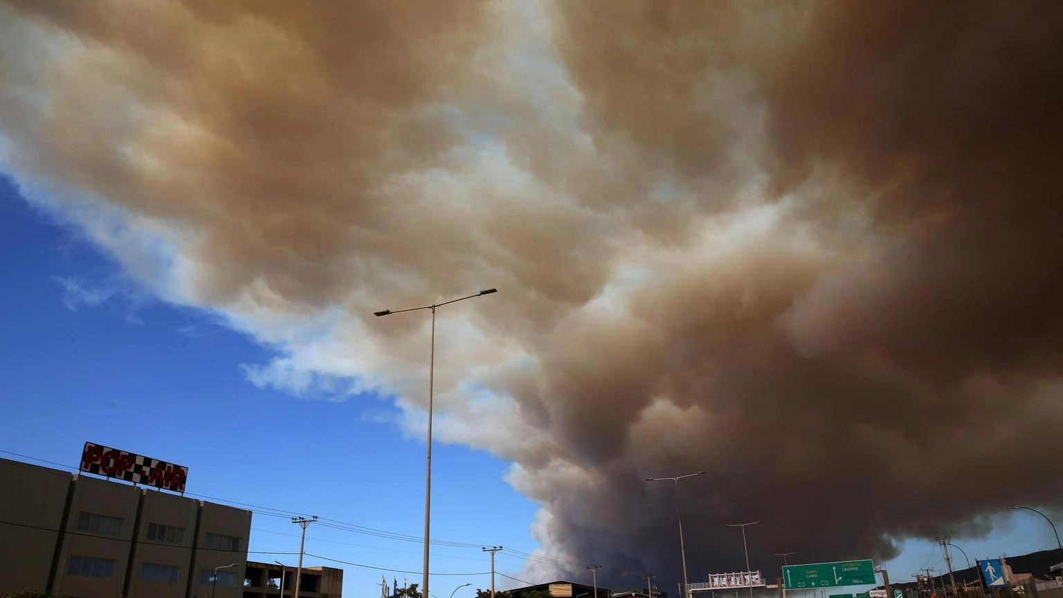 Forti venti e incendi devastano la Grecia, i pompieri in azione