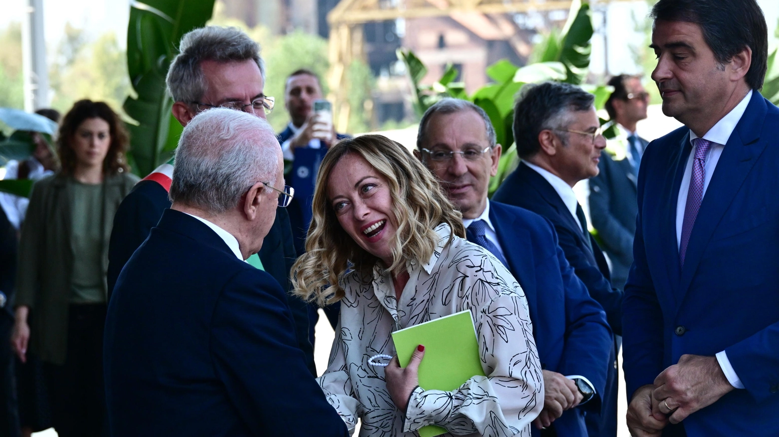 L'arrivo della premier Giorgia Meloni a Napoli per la firma del protocollo d'intesa su Bagnoli (Ansa)