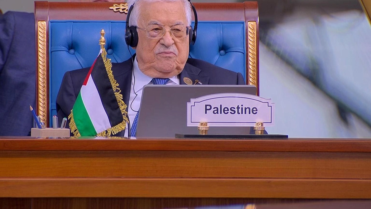 Il presidente palestinese Abbas respinge il piano di Trump di occupare Gaza e trasferire i palestinesi.