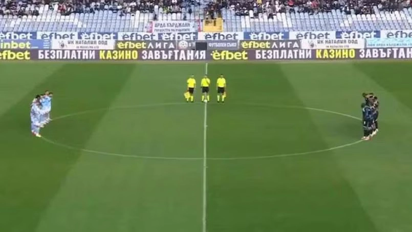 Un fermo immagine del minuto di silenzio durante la partita tra Arda Kardzhali e Levski Sofia