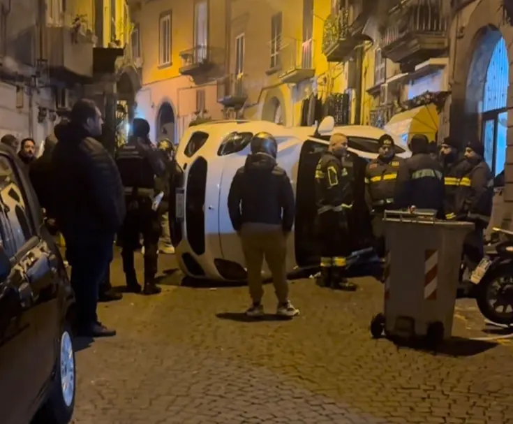 Noleggiano una Maserati, si ribaltano e fuggono: assurdo incidente a Napoli