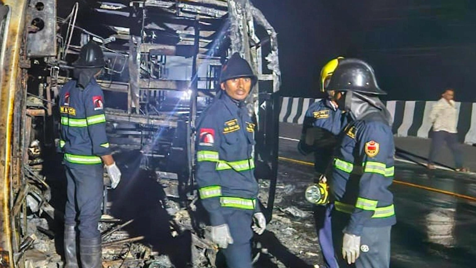 India: autobus in fiamme, otto morti e oltre 20 feriti