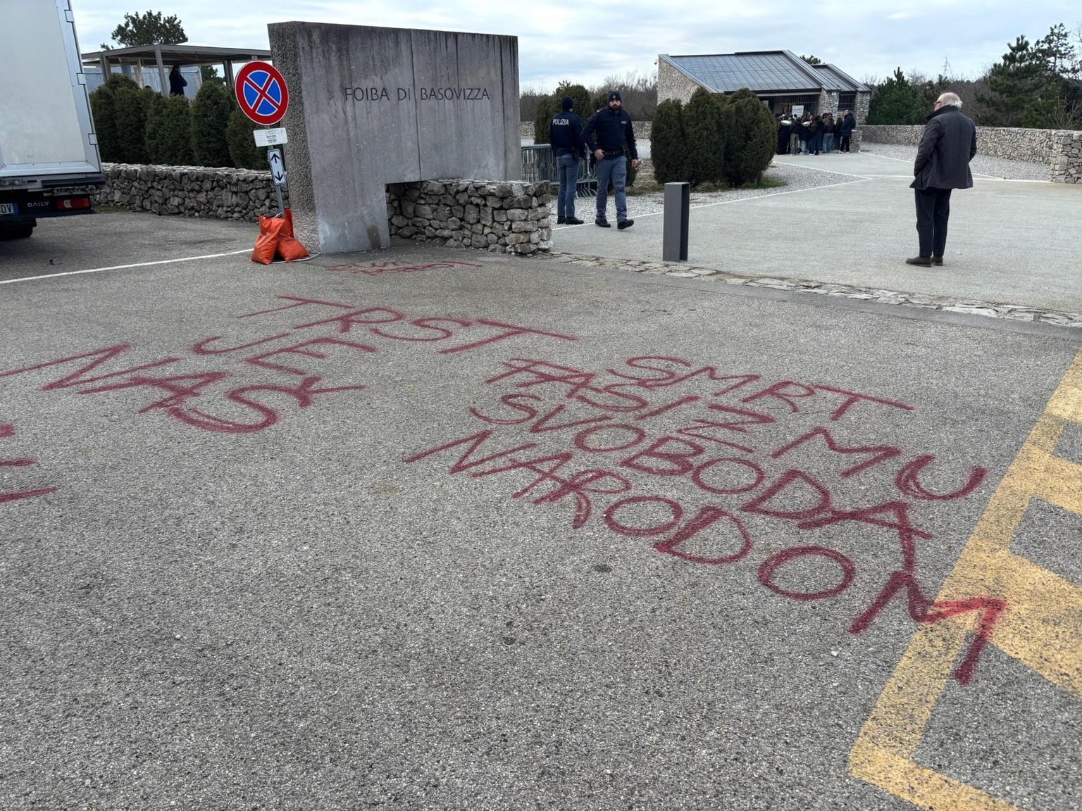 Scritte vandaliche alla foiba di Basovizza prima della cerimonia del Giorno del Ricordo